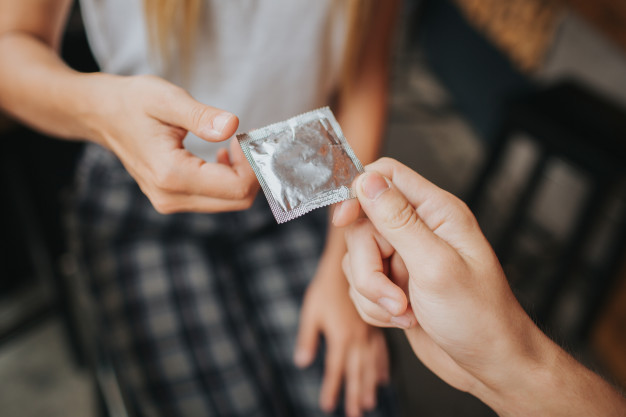 Как правильно одевать презервативы и чем предохраняться